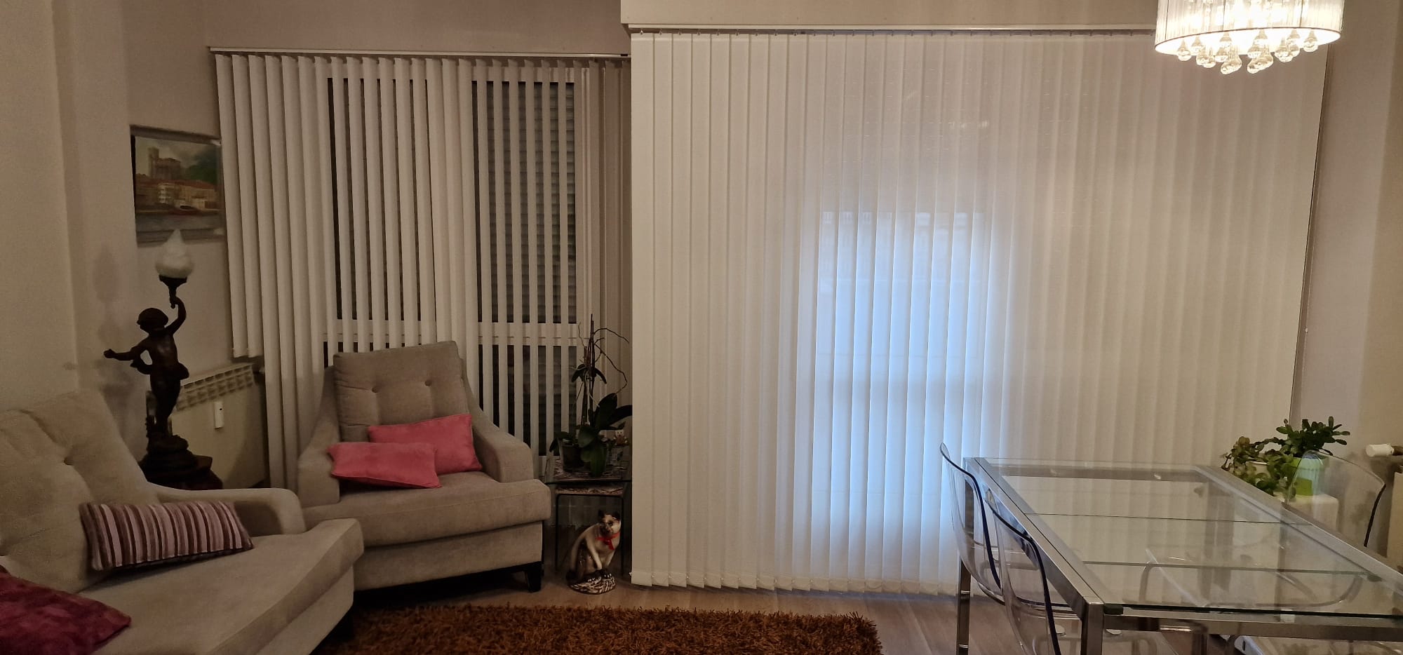 Salón moderno con cortinas beige