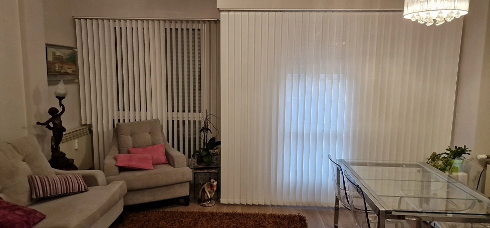 Salón moderno con cortinas beige