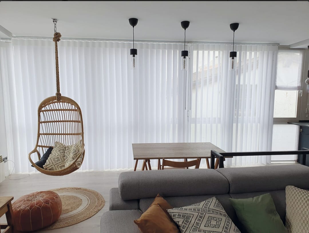 Oficina con cortinas verticales